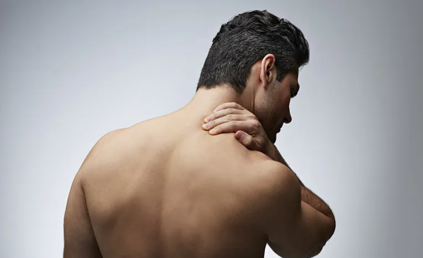 造成肩痛的因素，胆管或睡姿，推荐自测和改善方法，有肩痛的应该要注意！